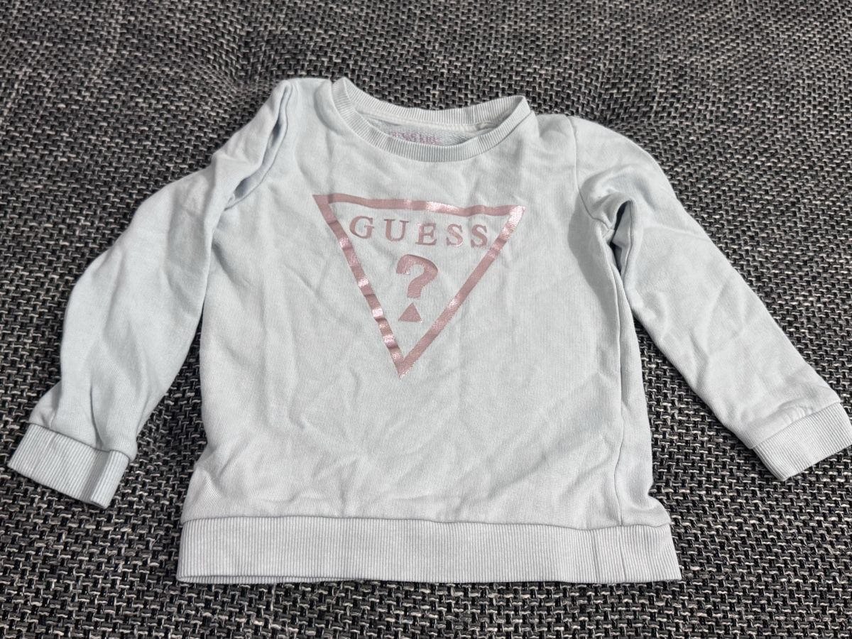 Guess Pullover & Sweatshirts: Guess Sweatshirt kind 2 bis 3 Jahren – Gebraucht aus St.Gallen von pep_2gfq