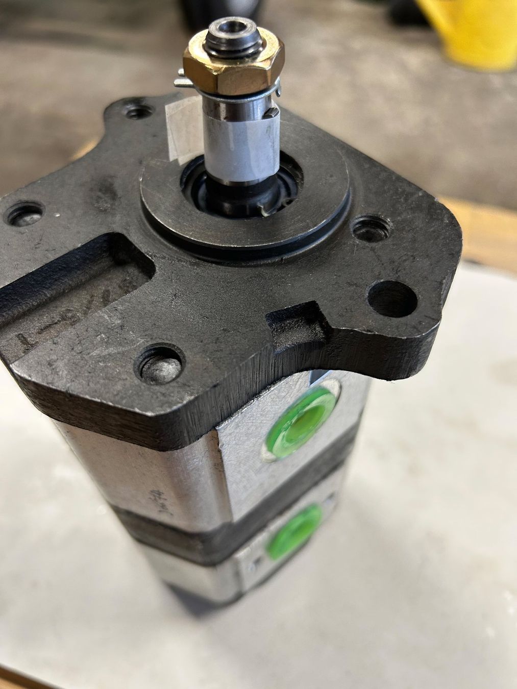 Massey Ferguson Traktoren: MF-Hydraulik Doppelpumpe (300) – Neu und originalverpackt aus Rothenthurm von mf-schuler 4