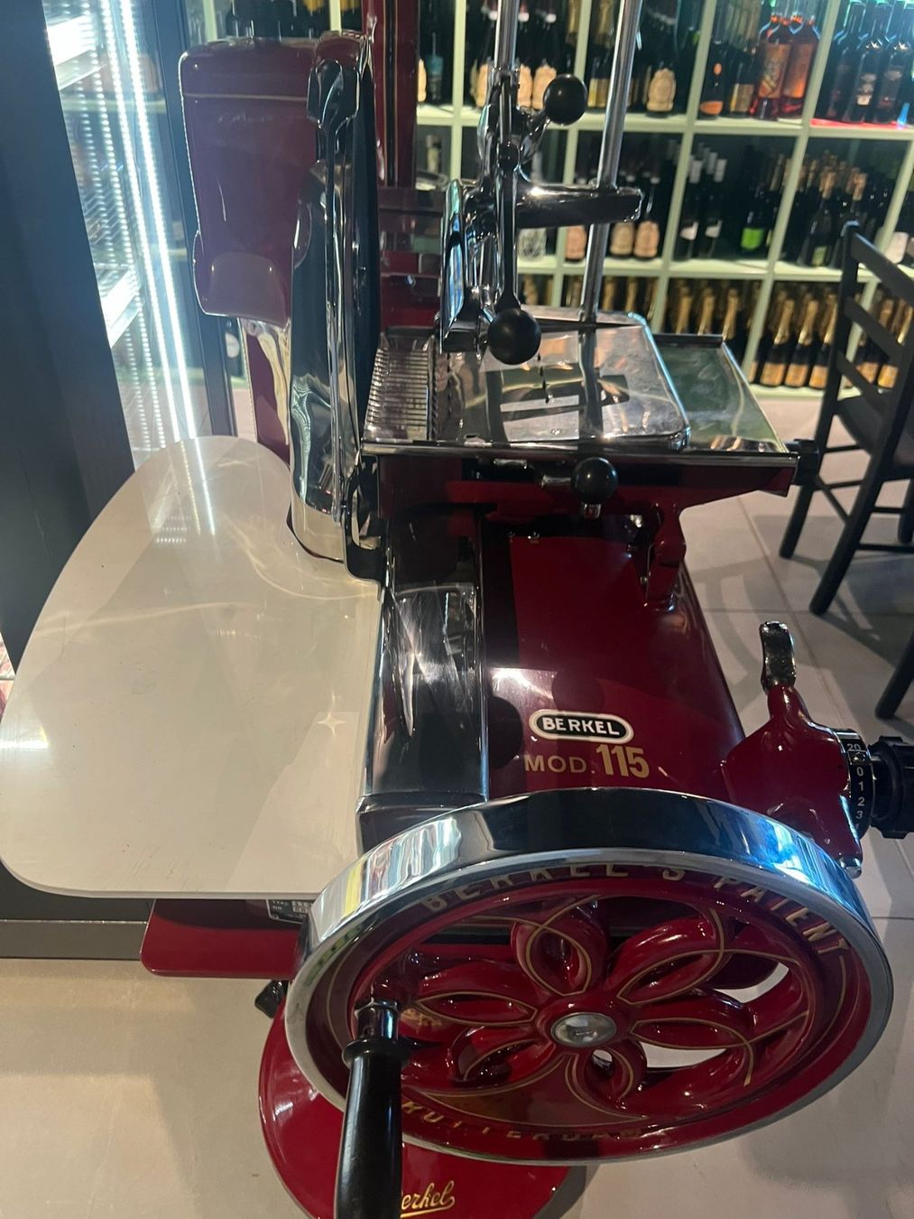 Tutti gli attrezzi: Berkel Mod. 115 Fliegende Schneidemaschine mit Sockel – Nuovo (secondo la descrizione) da Biasca venduto da Nicolas.Ney 3