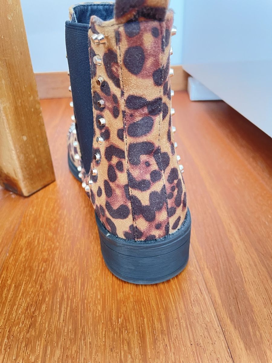 Chaussures femmes: Stiefeletten mit Nieten – D'occasion à Ennetbürgen par scriccolo 4