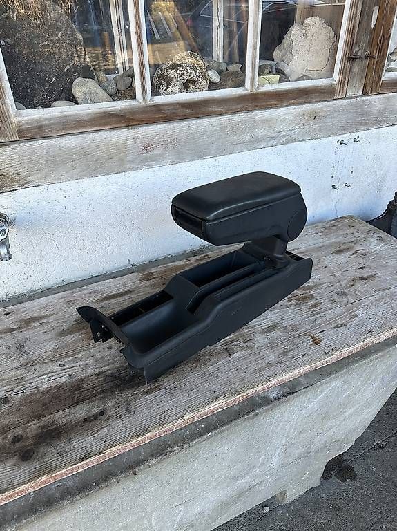 Tutti pezzi di ricambio auto: Armlehne Audi S4 B5 – Usato da Madetswil venduto da maucad