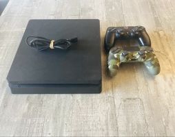 Sony PlayStation 4  Konsole mit 2 Controllern und Kabel