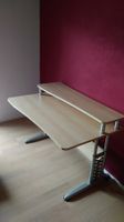 Höhenverstellbarer Schreibtisch mit Zusatzboard