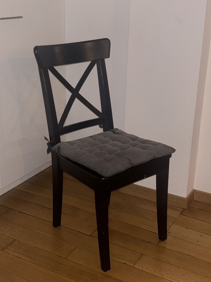 Sedie: 2x Schwarze robuste Holzstühle – Usato da Zürich venduto da YA-LE