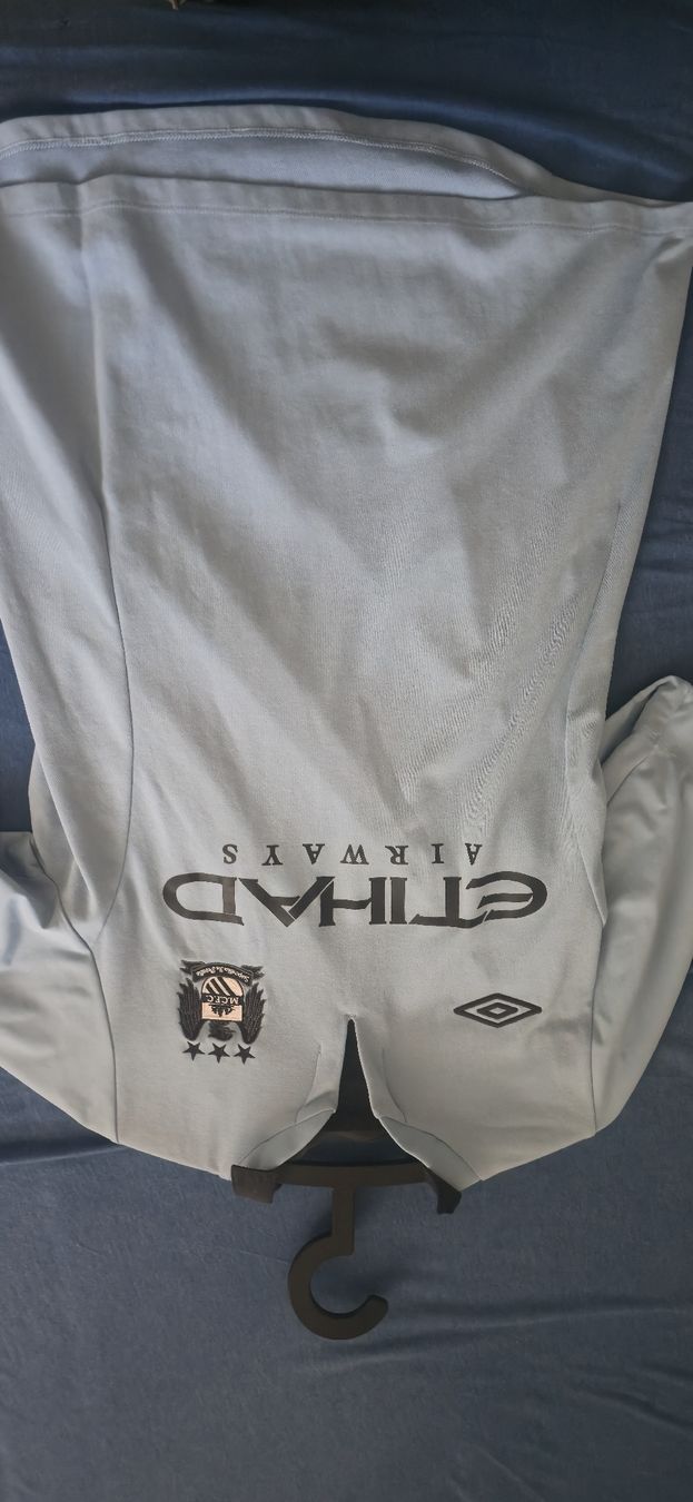 Umbro Canottiere & Pantaloni: Man City Jersey Umbro Light Blue Size M – Usato da Neuchâtel venduto da bap_k98s