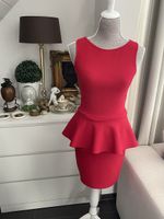 BCBG Max Azria – Elegantes rotes Cocktailkleid mit Peplum