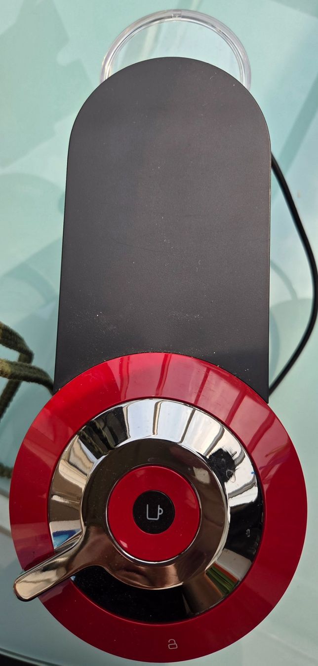 Nespresso Macchine per caffè & Macchine per espresso: Nespresso Vertuo Kapselmaschine rot/schwarz – Usato da Pratteln venduto da Barfuss999 2
