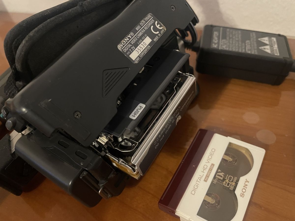 Sony Videocamere: Sony DCR-TRV8E Mini DV Kamera – Usato da Zürich venduto da semi16 9