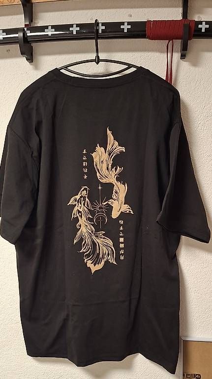 T-shirt: T-shirt Carpe Koi – Nuovo e nell'imballaggio originale da Martigny venduto da Pict6