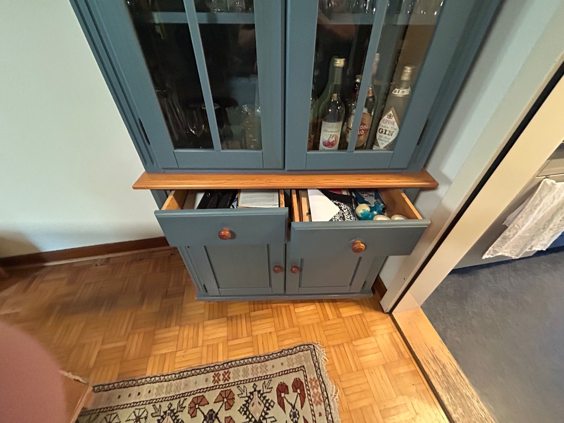 Armadi: Buffetschrank mit Glaseinsatz blau – Usato da Winterthur venduto da 4martis 4