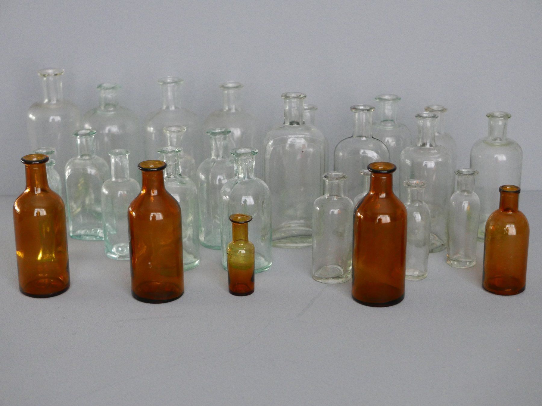 Laborzubehör: SAMMLUNG ANTIKE APOTHEKER GLAS-FLÄSCHCHEN – Gebraucht aus Balgach von Zwischenraum 9