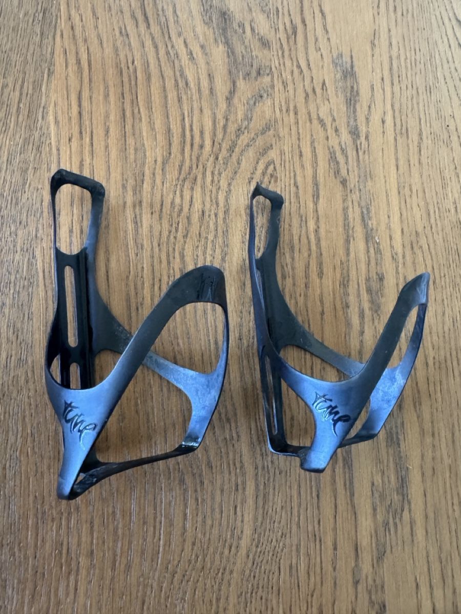 Pezzi di ricambio: 2x Tune Carbon Bottle Cages - WASSERTRÄGER MTB bottle cage – Usato da Zürich venduto da JAGD-bikes
