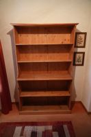Regal aus Holz mit 4 Tablaren