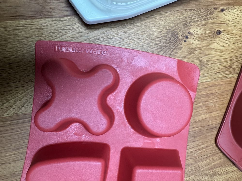 Tupperware Teglie da forno: Tupperware- Cake Aufbewärungs Behälter & Silikon Back Formen – Usato da Gurmels venduto da topsommer 2