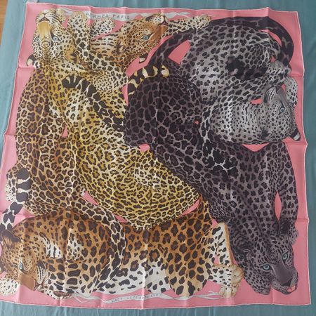 Carré Hermès Lazy Leopardesses neuf, 90