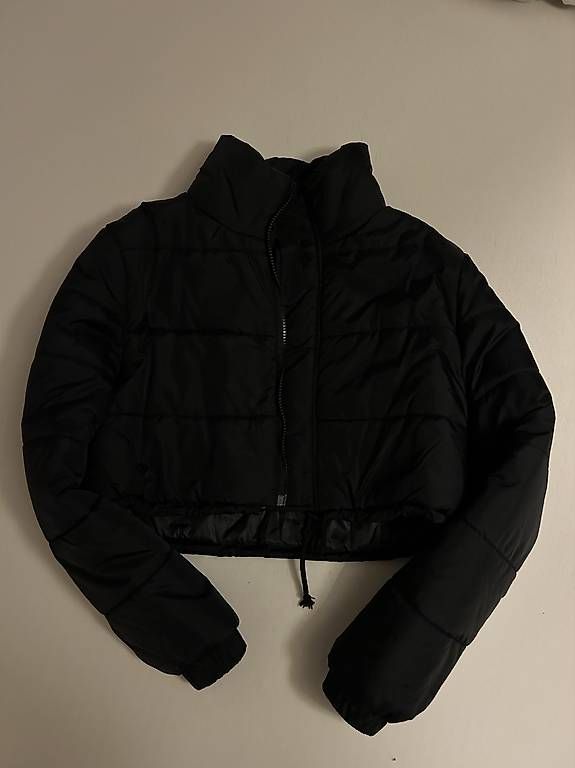 Jacken: Schwarze Cropped Winterjacke  Grösse  – Neu und originalverpackt aus Buttikon SZ von ruanacm