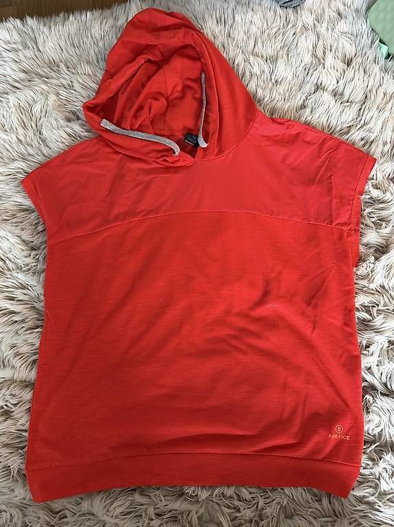 T-shirt: Feines Funktionsshirt Bogner – Usato da Seedorf UR venduto da Lia_mia