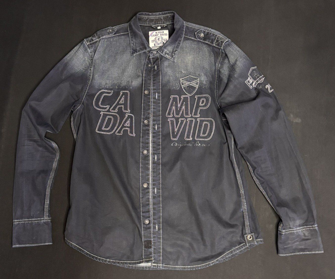 Verwunderlich Hemden Von Camp David Bild