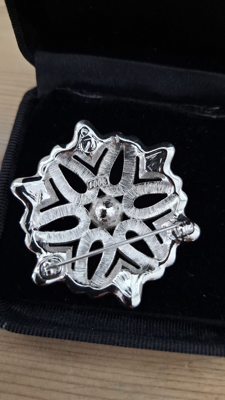 Swarovski Spille & Fermagli: Swarovski Schneeflocken Brosche 2001 – Usato da Buochs venduto da regenbogen7365 2