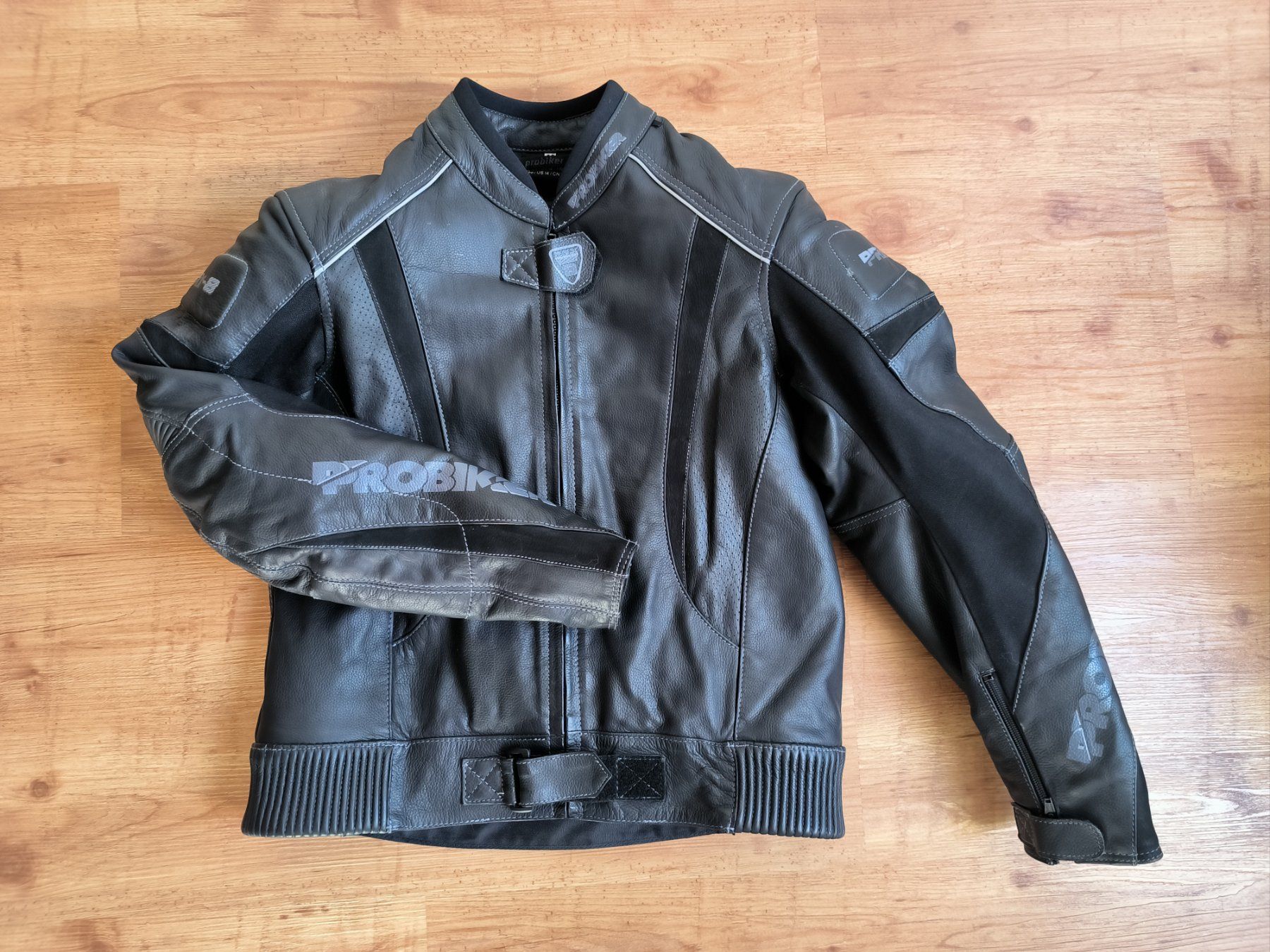 Completi & Tailleur: Lederkombi Motorrad gr. 44 – Usato da Ringgenberg BE venduto da paeonia411