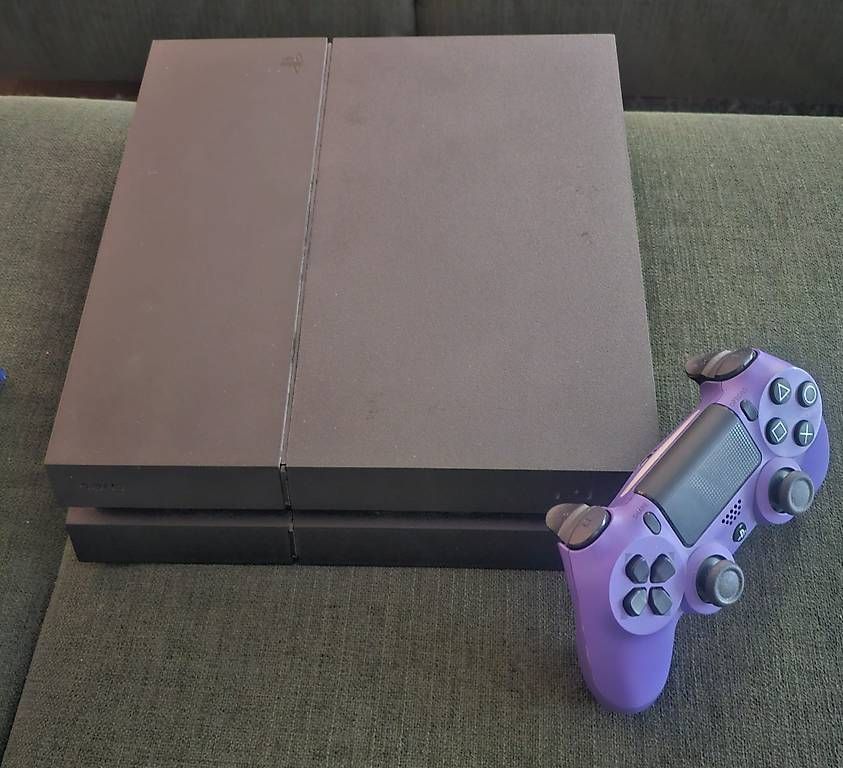 Sony Console: Playstation 4 Slim mit lila Controller + 11 Games! – Usato da Goldach venduto da vane_