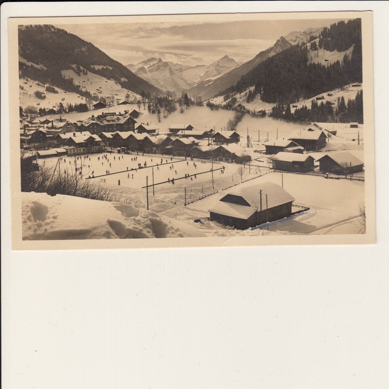 Cartes postales: Gstaad Eisbahn belebt – D'occasion à Kirchberg BE par Mgh 1