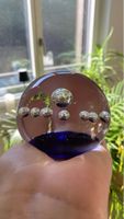 Glaskugel mit Luftblasen in blau zur Dekoration