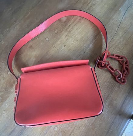 Handtasche Karl Lagerfeld orange  mit Kettendetail