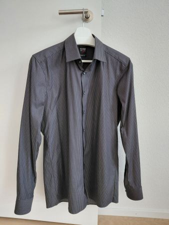 Olymp Hemd Schwarz mit grauen Nadelstreifen Body Fit (39)
