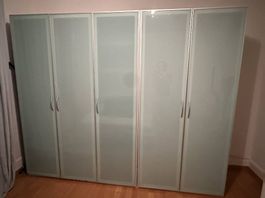 5-türiger Kleiderschrank mit Milchglas-Fronten 