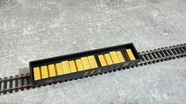 Micro Trains Niederbordwagen mit Goldbarren Spur N in OVP