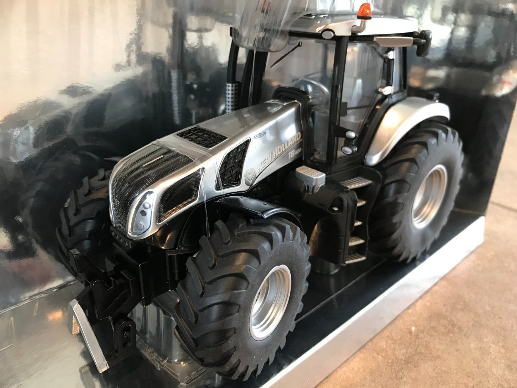 New Holland Trattori: SIKU New Holland T8.420 – Nuovo e nell'imballaggio originale da Kreuzlingen venduto da Stefan1150 1