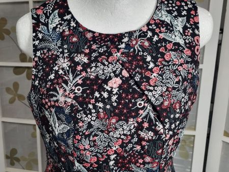 Brokatkleid Gr. 38 Blumenmuster ärmellos