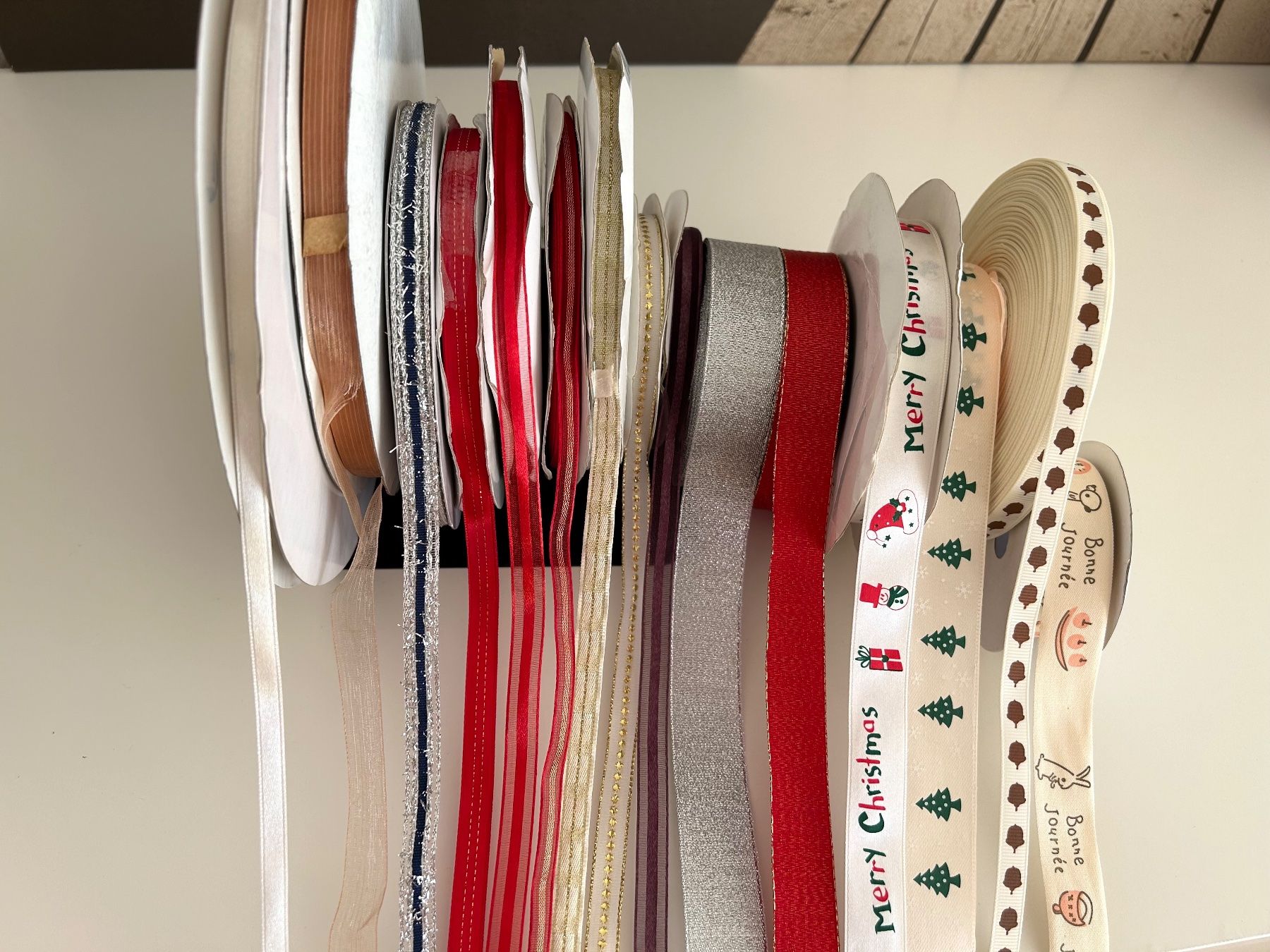 Nastri decorativi: Geschenkbänder / Ribbons - 4 meters in total for 1 Fr – Nuovo e nell'imballaggio originale da Basel venduto da lau_982w 4