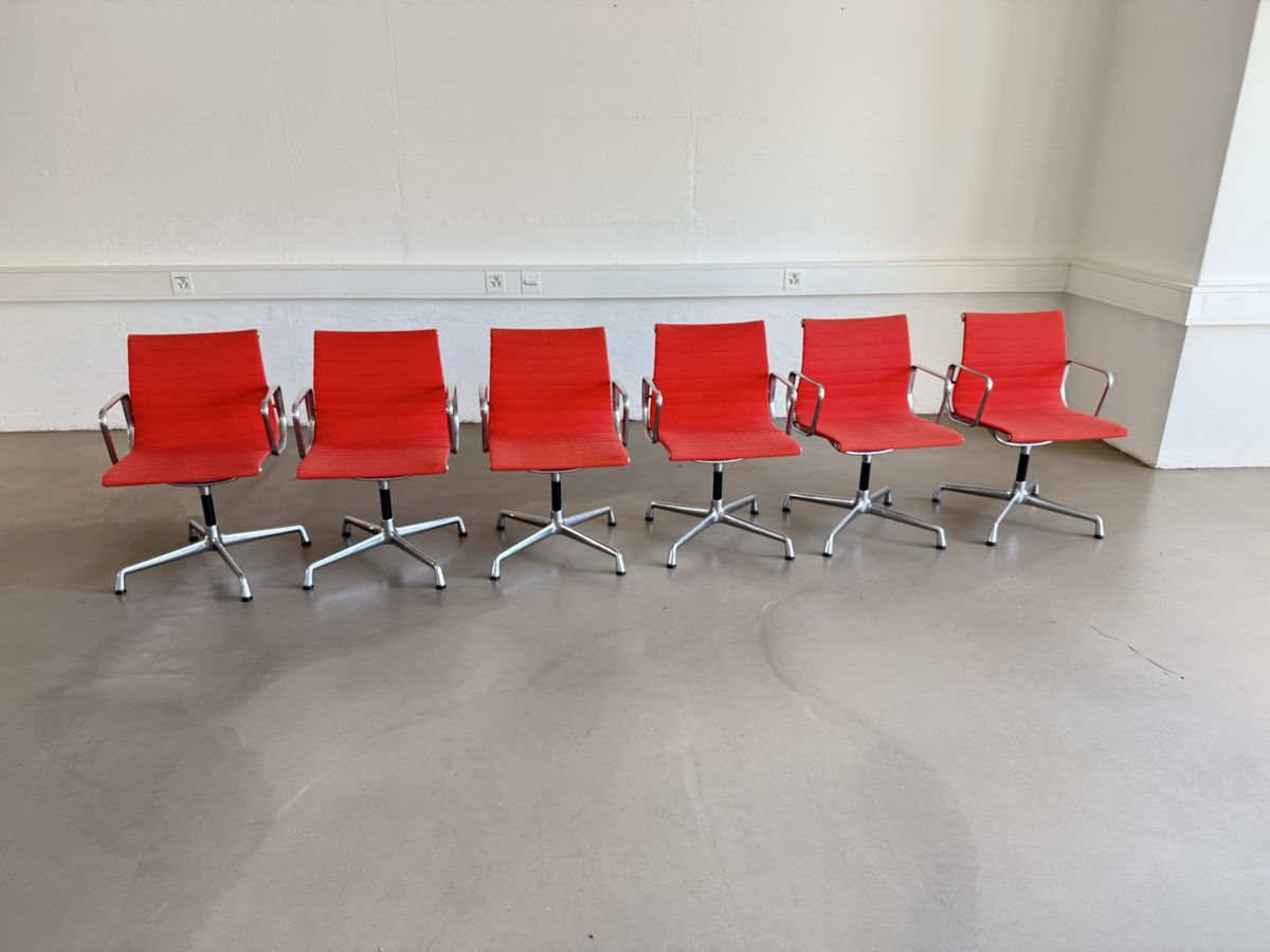 Eames Sedie: Vitra EA 108 Bürostunl von Eames in rotem Hopsak – Usato da Grenchen venduto da Design-Outlet 3