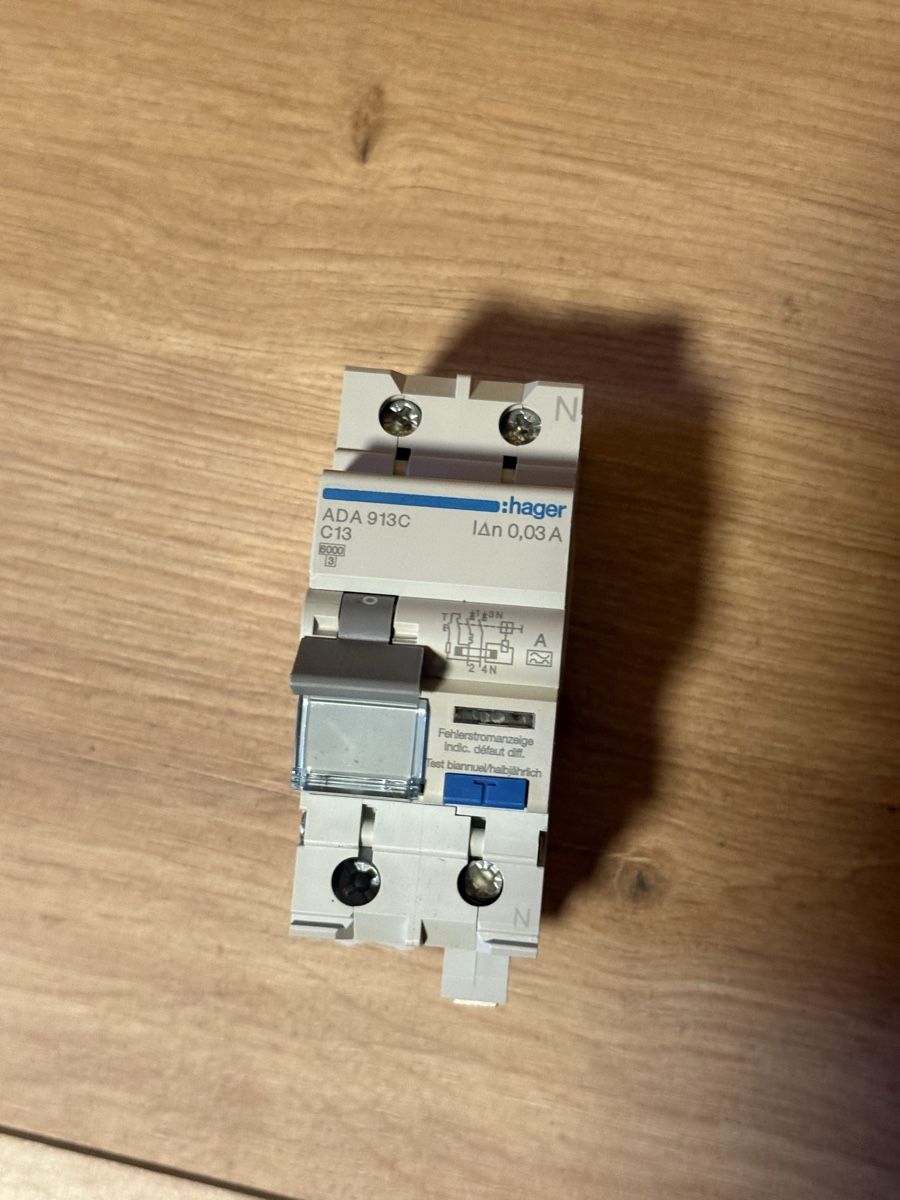 Hager Componenti elettronici: Hager FILS c13 ada 913c – Usato da Spiez venduto da Elektrik-und-co 1