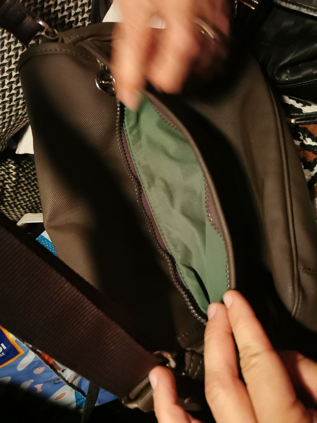 Lacoste Taschen für Damen: Lacoste Handtasche Braun – Gebraucht aus Cham von julayla 3