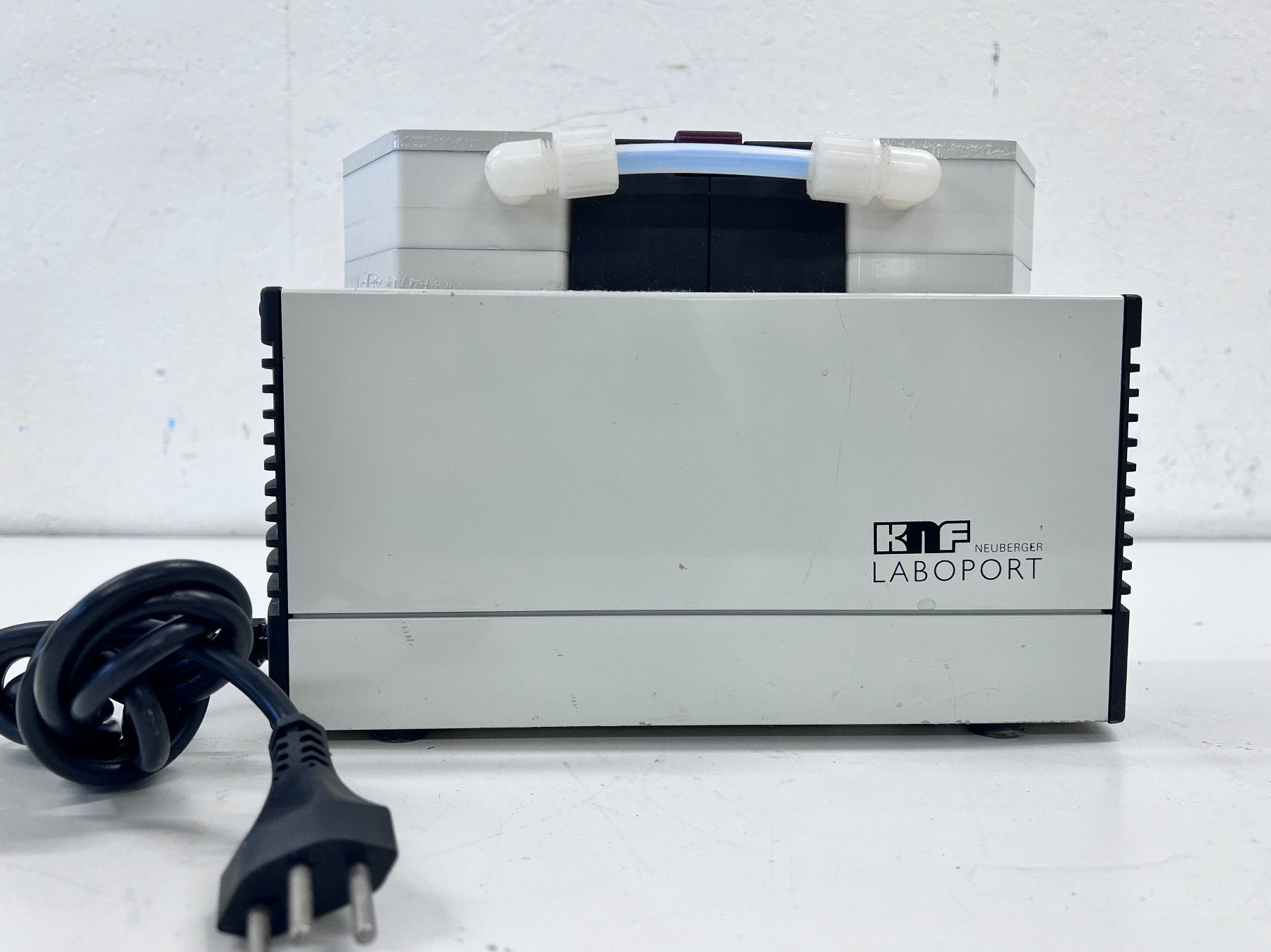 Accessori da laboratorio: KNF Membranvakuumpumpe N810.3FT.18 – Usato da Niederdorf venduto da LeptonAG_Labor 1