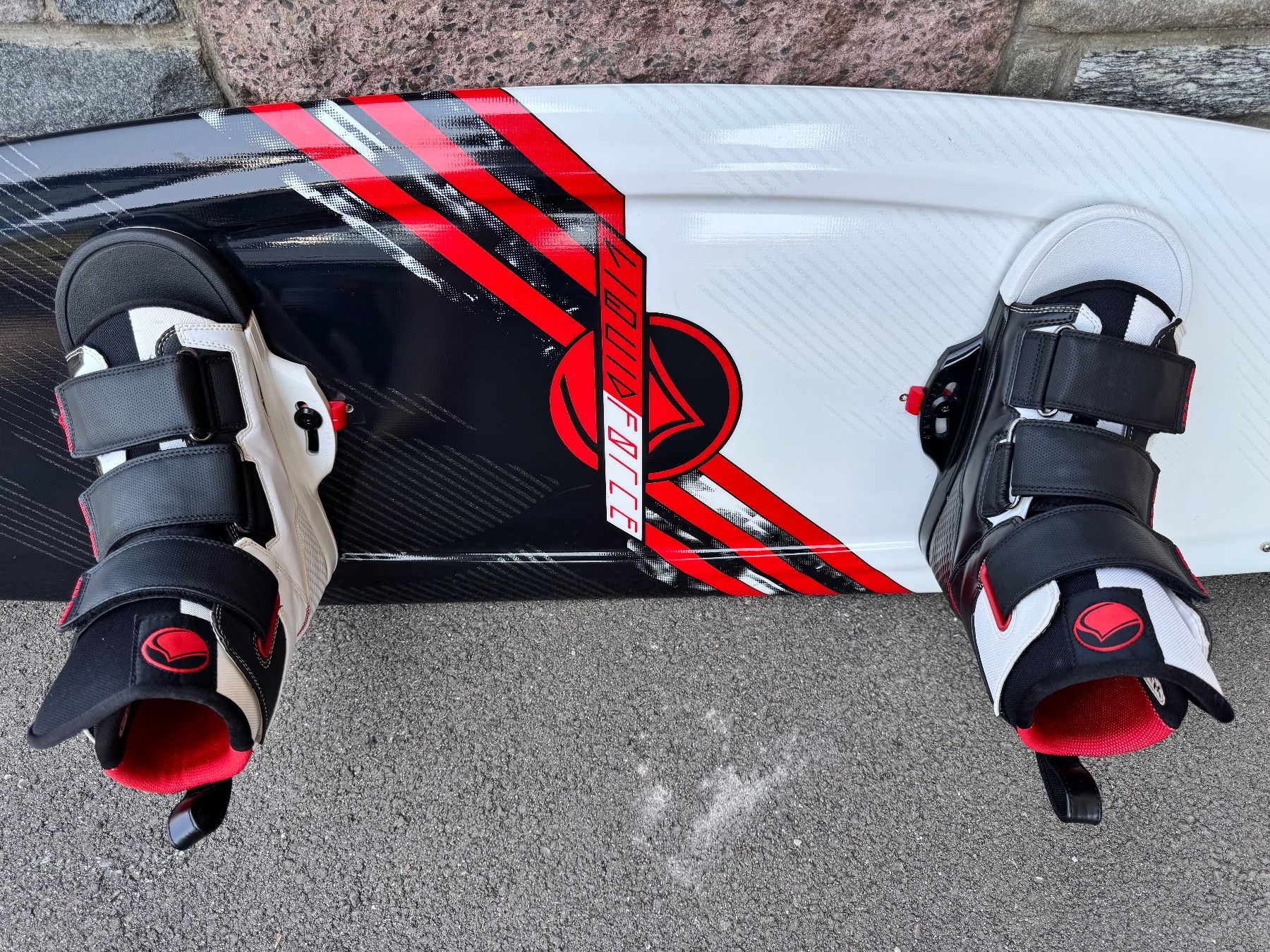 Surfboards & Schwimmbrette: Wakeboard Liquid Force Watson 139.2 cm mit Bindung – Gebraucht aus Gommiswald von Aloha.Spirit 1