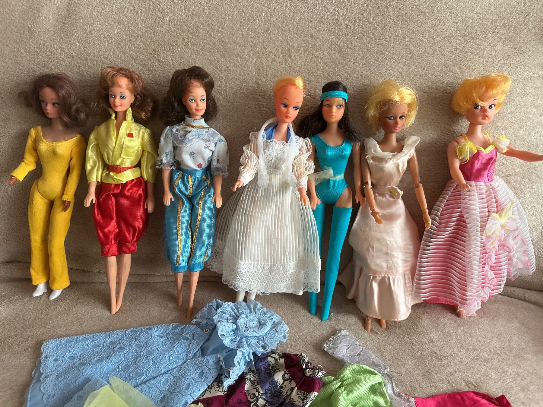 Poupées: 7 Hong Kong Barbies – D'occasion à Herbriggen par Sehrazade