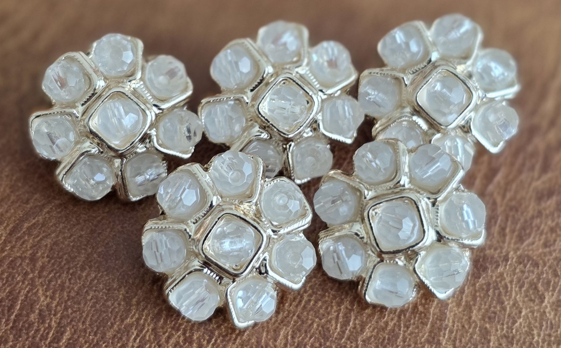 Knöpfe:  Wunderschönes 5 Schmuckknöpfe Blumenmuster Weisse Perlen  – Neu (gemäss Beschreibung) aus Rheinsulz von Gilea 3