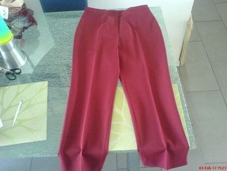 dunkelrote ZAPA Stoffhose und 2 Shirts