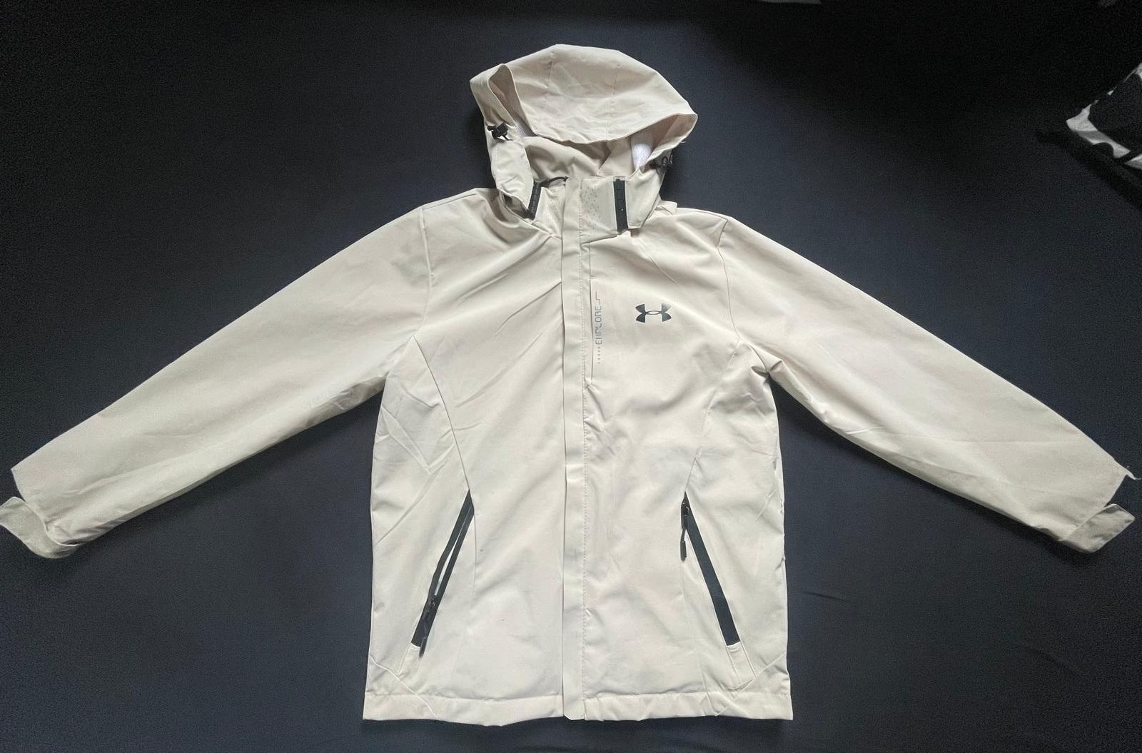 Under Armour Jacken: Veste Under Armour – Neu (gemäss Beschreibung) aus Romont BE von cel_2qsz 3