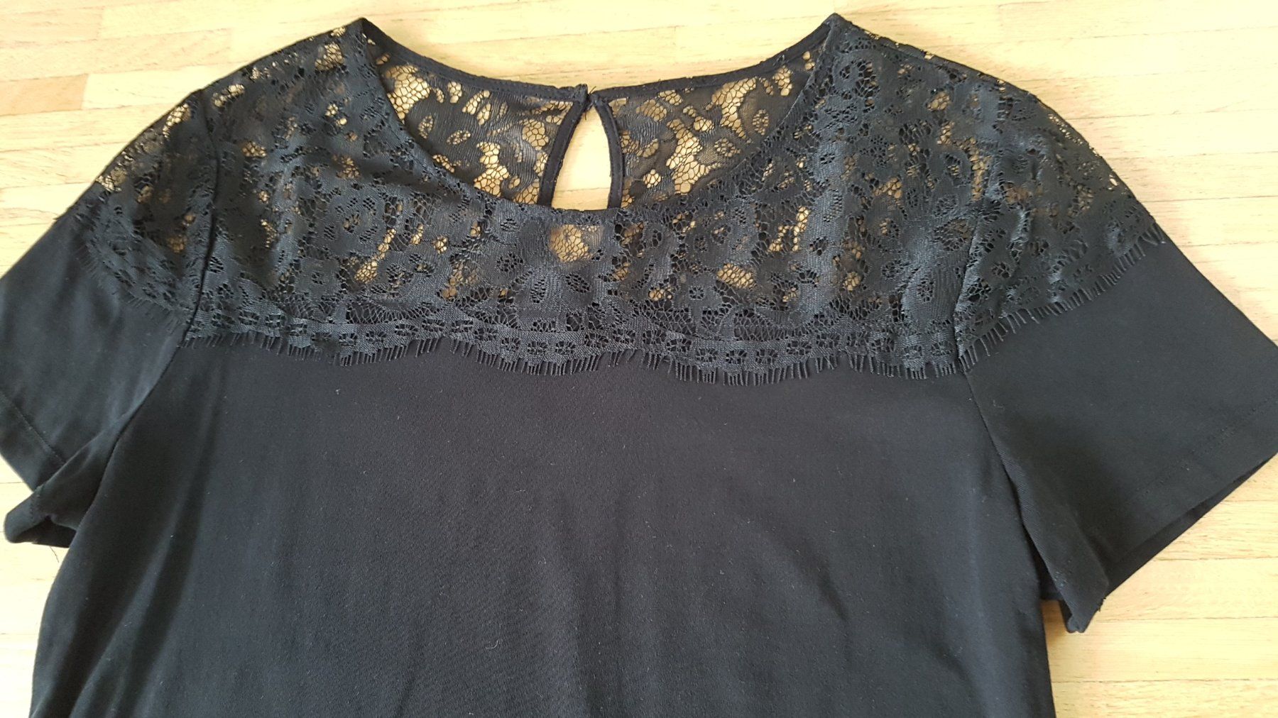 T-shirt: Jolie blouse noire dentelle – Nuovo (secondo la descrizione) da Le Mont-sur-Lausanne venduto da olatiu 1