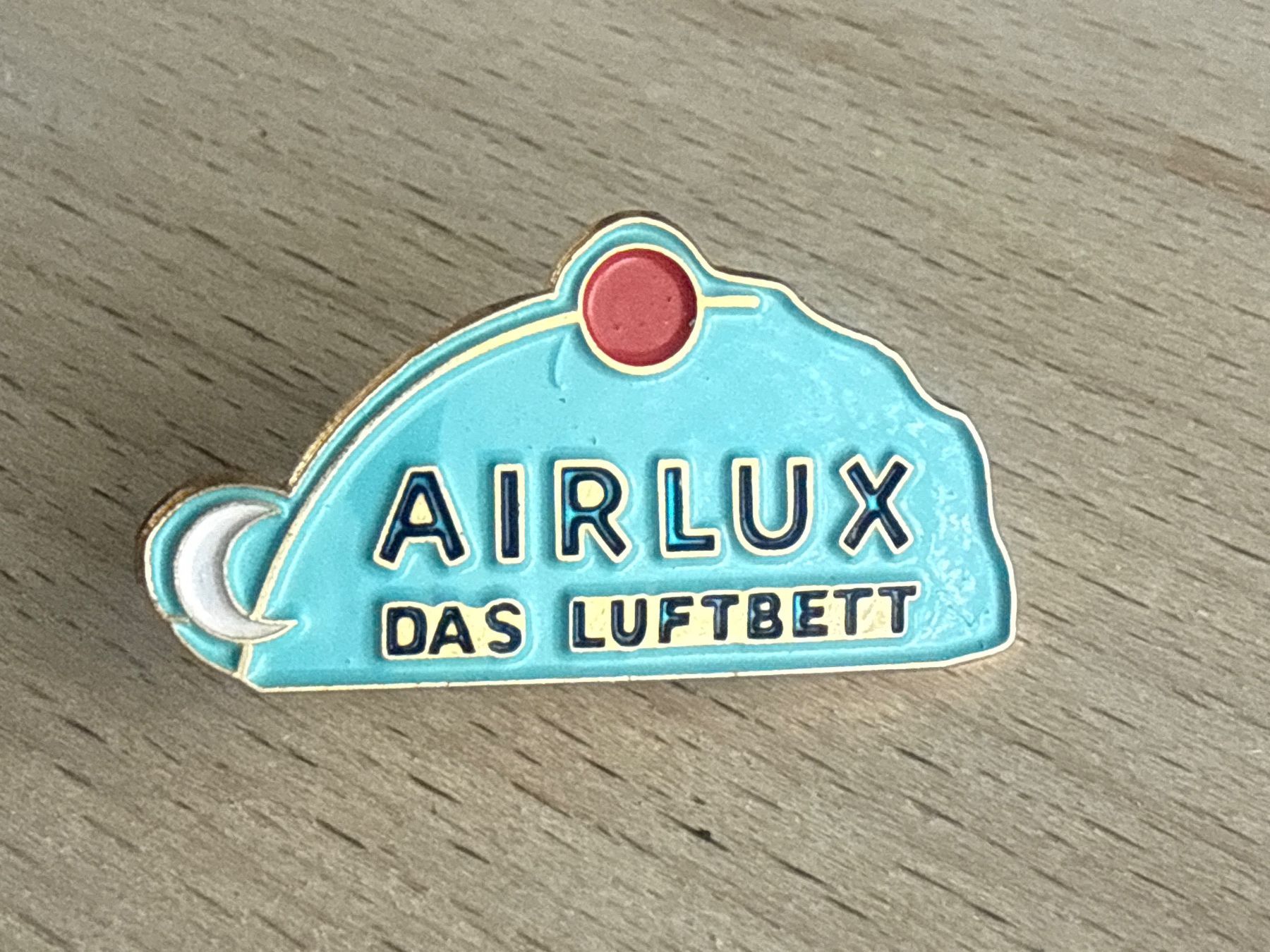 Placchette & Badge: Pin  Airlux "Das Luftbett" – Usato da Glattbrugg venduto da Schweigmatt