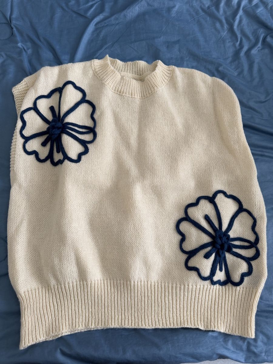 Tops: Strickweste Creme Blumenapplikation Grösse M – Neu (gemäss Beschreibung) aus Luzern von Lorena.haj