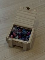 Schatzkiste aus Holz mit mini Edelsteinen