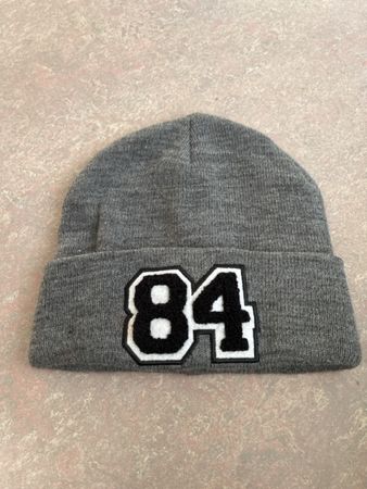 Graue Wintermuetze mit Nummer 84 - Warm und Top Zustand!