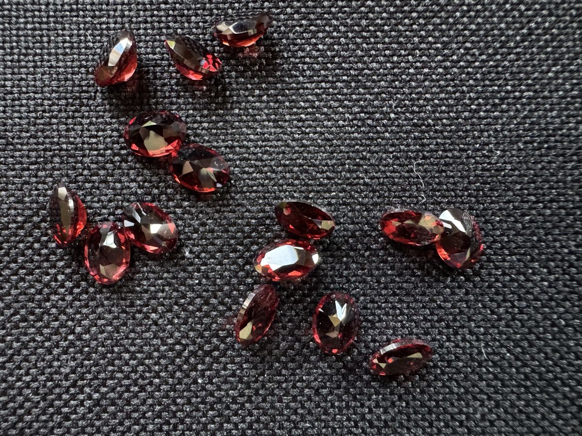 Edelsteine: Mosambik Granat 5x7mm – Neu und originalverpackt aus Wängi von Horus_Stone