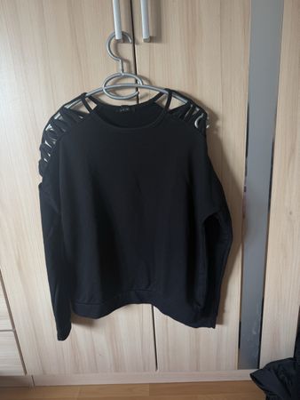 Pull noir style sweatshirt taille S avec découpes aux épaule